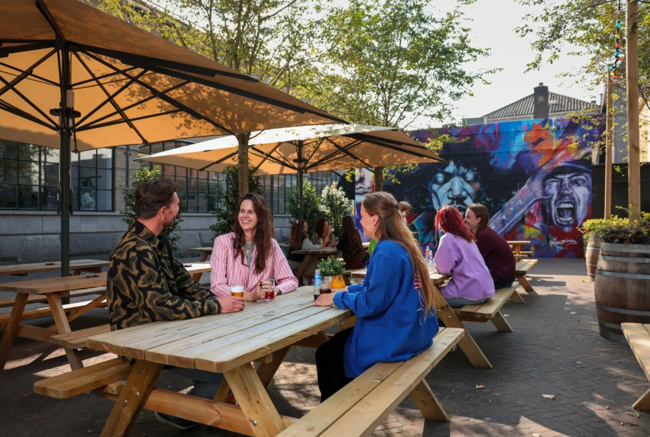 Cafe Rocks terras Enschede - Street art - mensen - Enschede Promotie