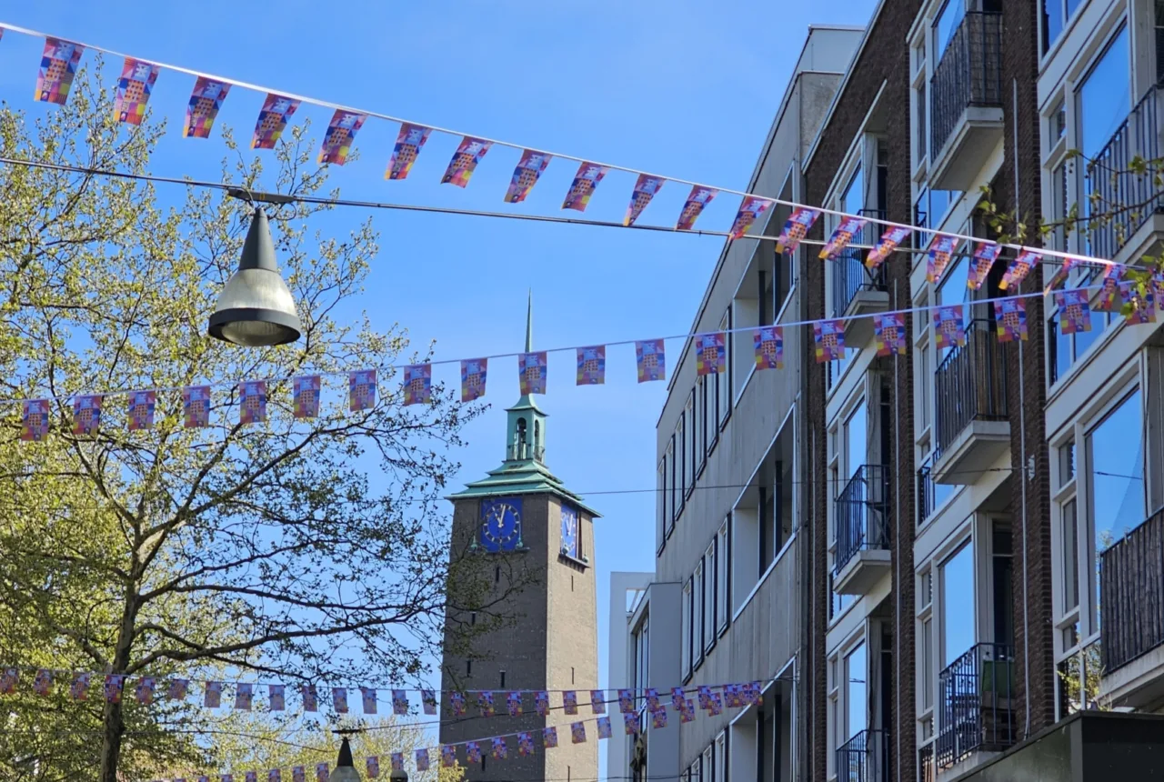 Enschede700 vlaggen van Loenshof - Uitkijk op Stadhuis toren - 2025 - Enschede Promotie