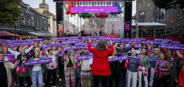 Oude Markt Sing A Long Enschede - publiek met podium - meezingen - Enschede Promotie